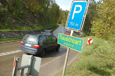 Rund um den Rauschbart wurde in der Nacht von Samstag auf Sonntag ein Mann gesucht. Der Parkplatz wurde zur Rauschbart-Rettungszentrale. Foto: Hopp