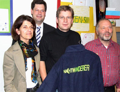 Oberb�rgermeister Julian Osswald (im Hintergrund) hat die Schirmherrschaft f�r die Nachtwanderer �bernommen. Foto: Kuhnert