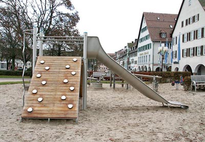 Eltern beschwerten sich �ber die neue Rutsche am Unteren Marktplatz. Sie ist nicht f�r unter F�nfj�hrige geeignet. Foto: Link