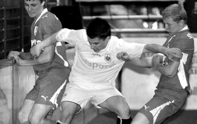 Zu den Mitfavoriten des 4. U16-DPD-Cups z�hlen wieder die letztmaligen Halbfinalisten VfB Stuttgart und Eintracht Frankfurt (Mitte). Foto: Schumacher