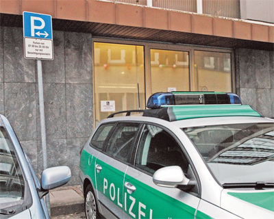 Polizei, dein Freund und Falschparker: Der Stadtbummler wollte gestern Vormittag seinen Augen nicht trauen. Foto: Wolf