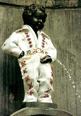 Genauso viel Freude am Pinkeln wie das Manneken Pis, hier im Elviskost�m, hatte ein 15-J�hriger in Rottweil. Symbolbild: dpa