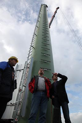 Bauleiter Ludwig Seifert, Umweltberater Klaus-Peter Koch und Bauamtsleiter Hans Beirow (von links) inspizieren die Baustelle am Minaraweiher. Foto: Reutter