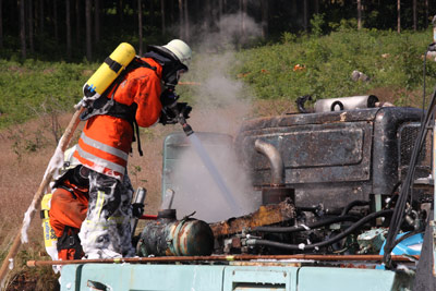 Ein brennender Bagger brauchte ein Schaumbad.<br>Fotos: sb