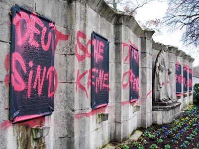 Ein enormes Ausma� hat die Farbattacke. Foto: Erb