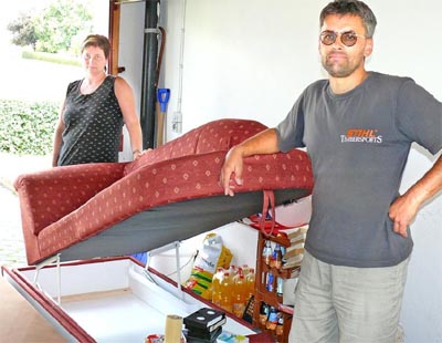 Die Waldmanns trocknen ihre M�bel in ihrer Garage. Sie suchen nun eine neue Bleibe, denn noch eine �berflutung �Auf derBins� wollen sie nicht mitmachen. Fotos: M�ssigmann