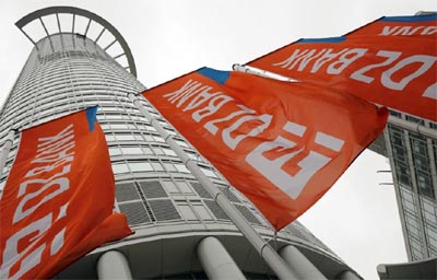 DZ-Bank in Frankfurt, Schrott-Immobilien im Osten: Viele Gesch�digte hoffen angesichts der j�ngsten Entwicklung, dass die doch noch an ihr Erspartes kommen werden. Fotos: dpa
