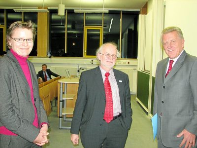 Der Rektor der Hochschule Furtwangen, Rolf Schofer (Mitte), und seine pers�nliche Referentin Birgit Huber konnten gestern Abend mit Wirtschaftsminister Ernst Pfister einen �oft und gerne gesehenen Gast� zu einem Vortrag willkommen hei�en.