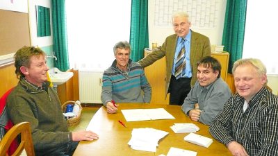 Die Wahlhelfer hatten wie hier in Donaueschingen (oben) oder in Heidenhofen (links) doch alle Hände voll zu tun. In Wolterdingen konnte Pfarrer Werner Arnold bereits um 16.30 Uhr das Wahlergebnis abhaken.