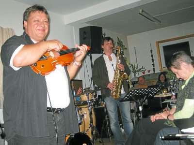 Jazzgeiger Zipflo Weinrich bereicherte mit seiner Formation  &raquo;Querkopf&laquo; die Binderei um eine Spezialit&auml;t.