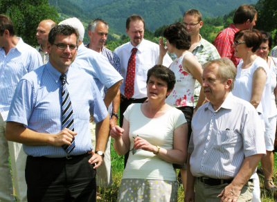 B&uuml;rgermeister Frank Edelmann (vorn, von links) erkl&auml;rte Umweltministerin Tanja G&ouml;nner und Staatsminister Helmut Rau, wo die Steinacher der Schuh dr&uuml;ckt.