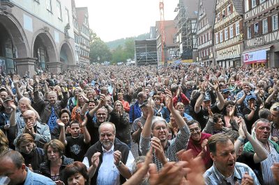 Der Marktplatz brodelte am Samstagabend bei �Calw rockt�. Das Baustellenger�st an der k�nftigen Musikschule lie� aber nicht mehr als 3000 Zuh�rer zu.